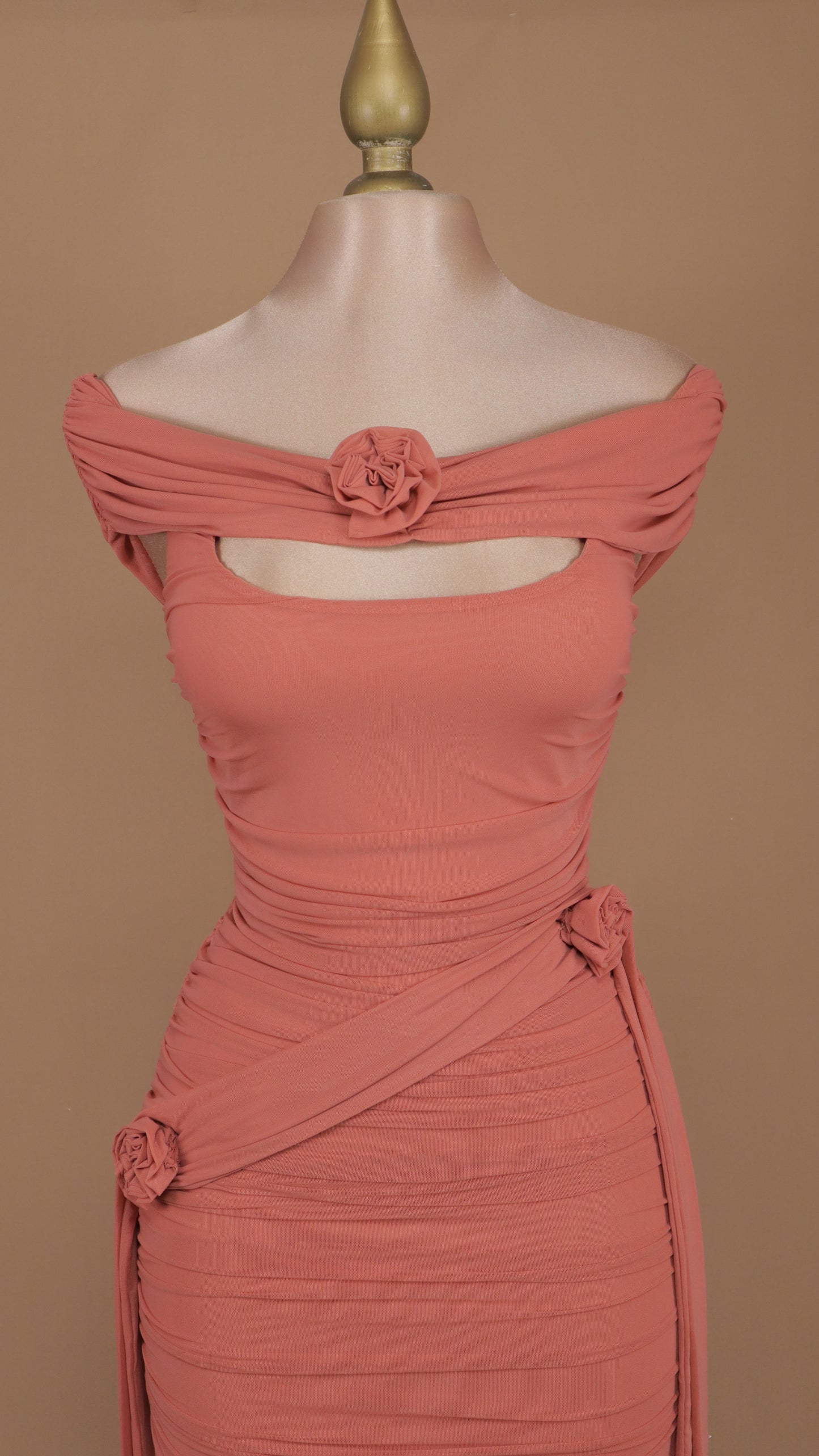 Vestido corto con pliegues y flores