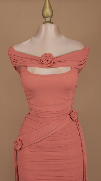 Vestido corto con pliegues y flores