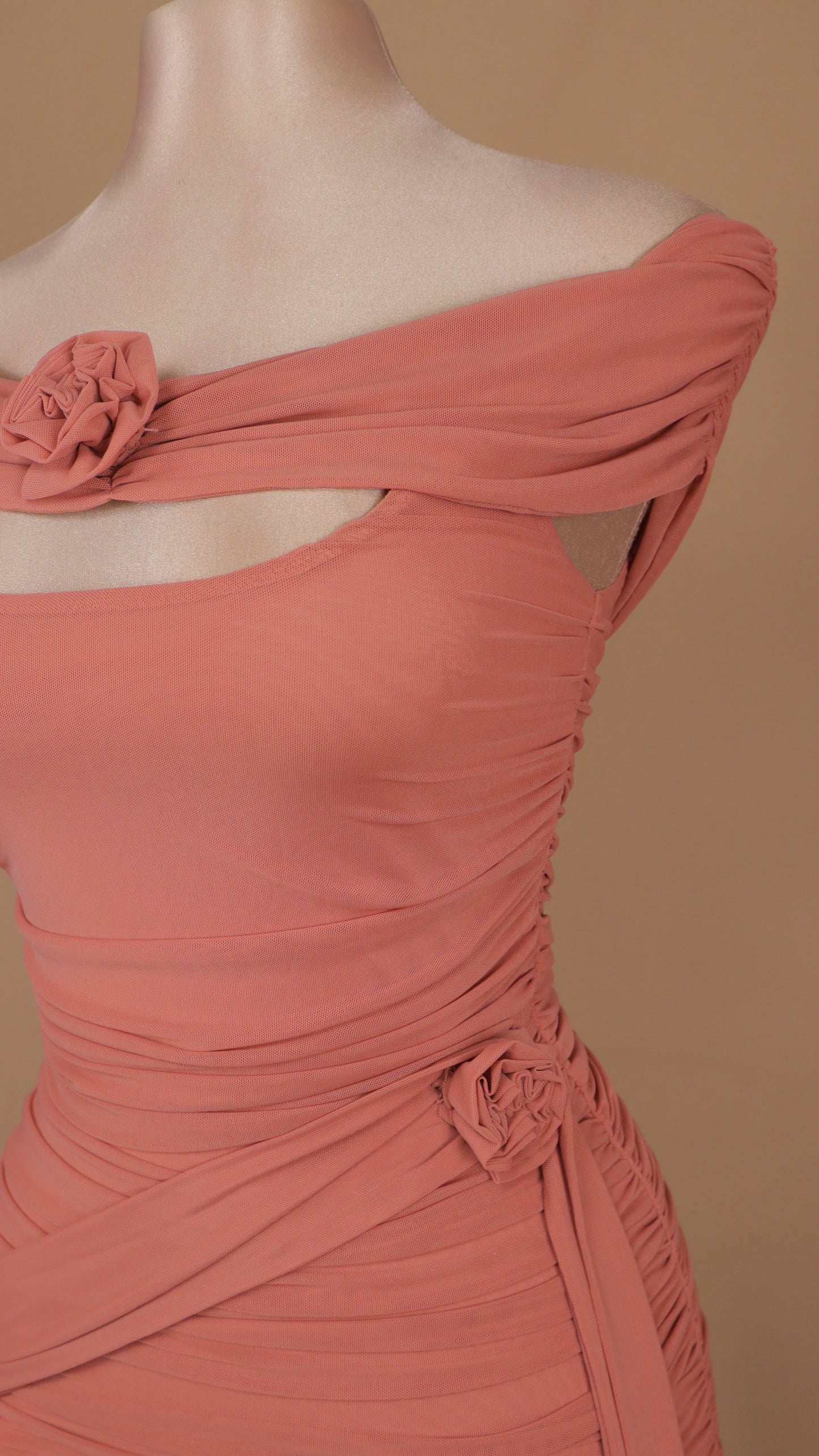 Vestido corto con pliegues y flores