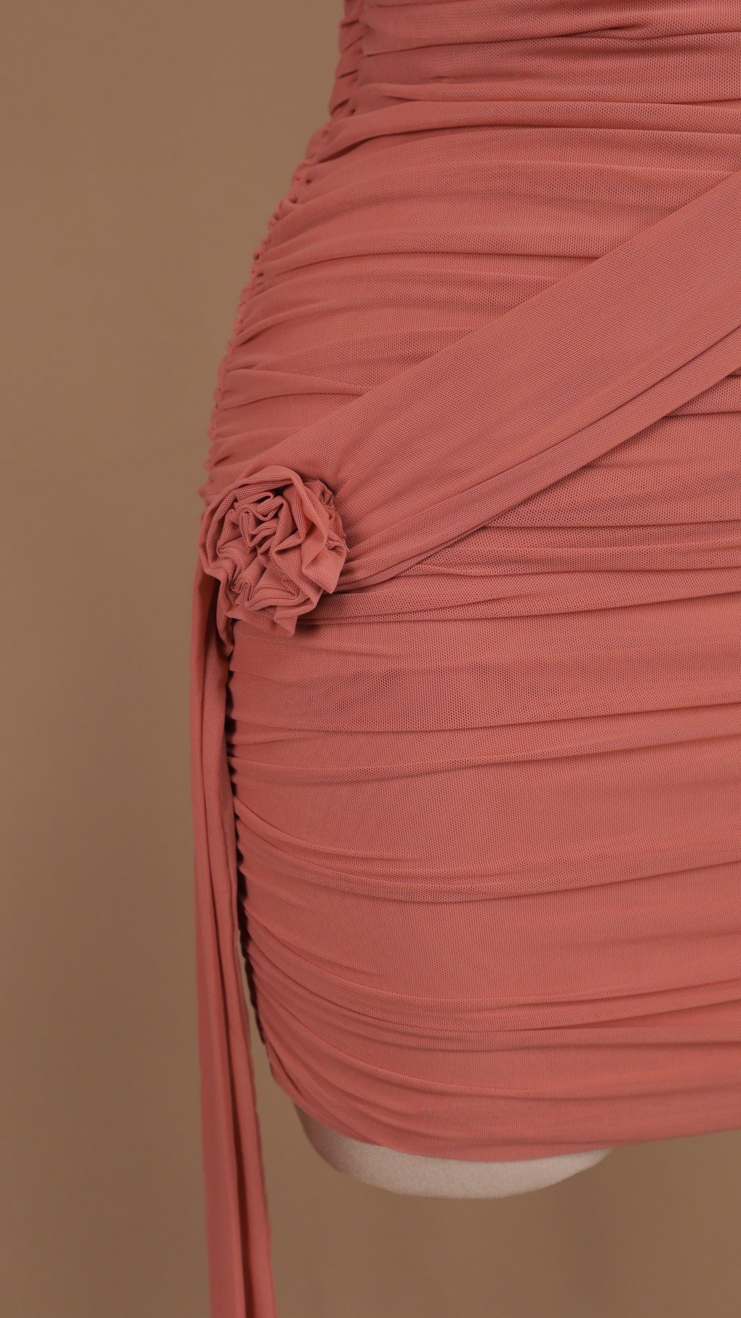Vestido corto con pliegues y flores