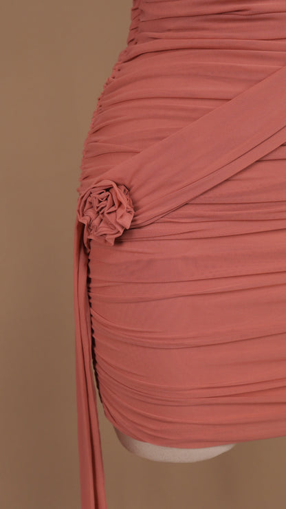 Vestido corto con pliegues y flores