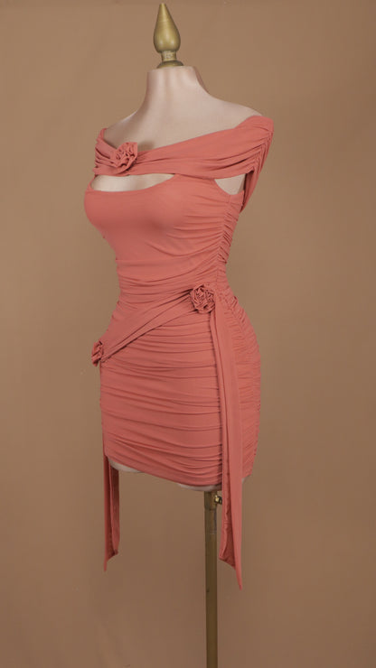 Vestido corto con pliegues y flores
