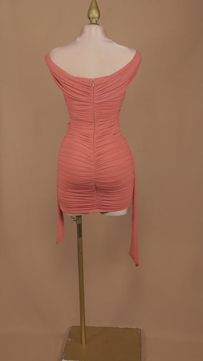 Vestido corto con pliegues y flores