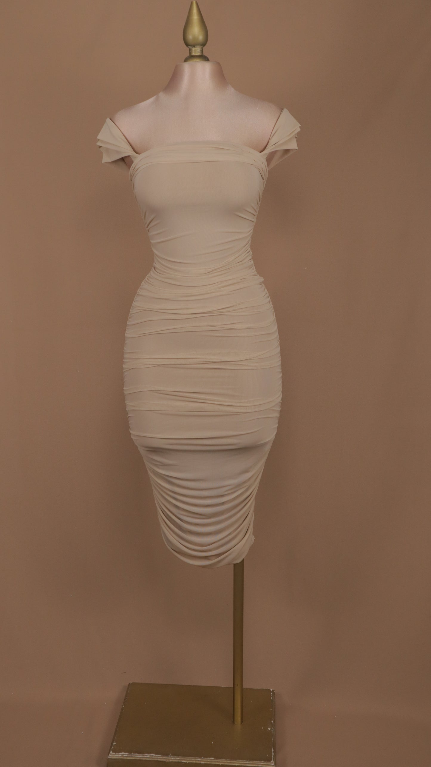 Vestido maxi al hombro con pliegues