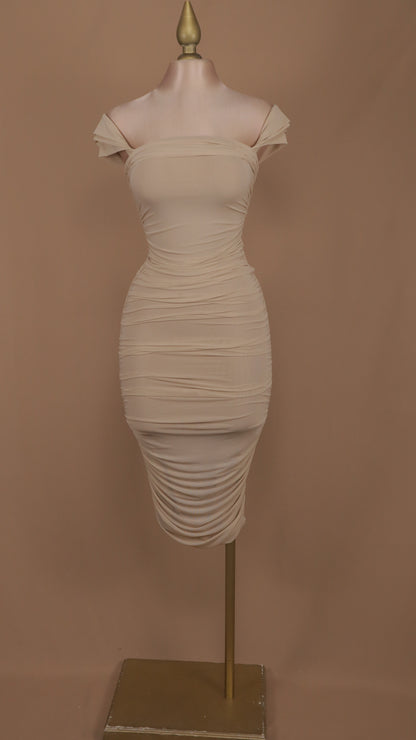 Vestido maxi al hombro con pliegues