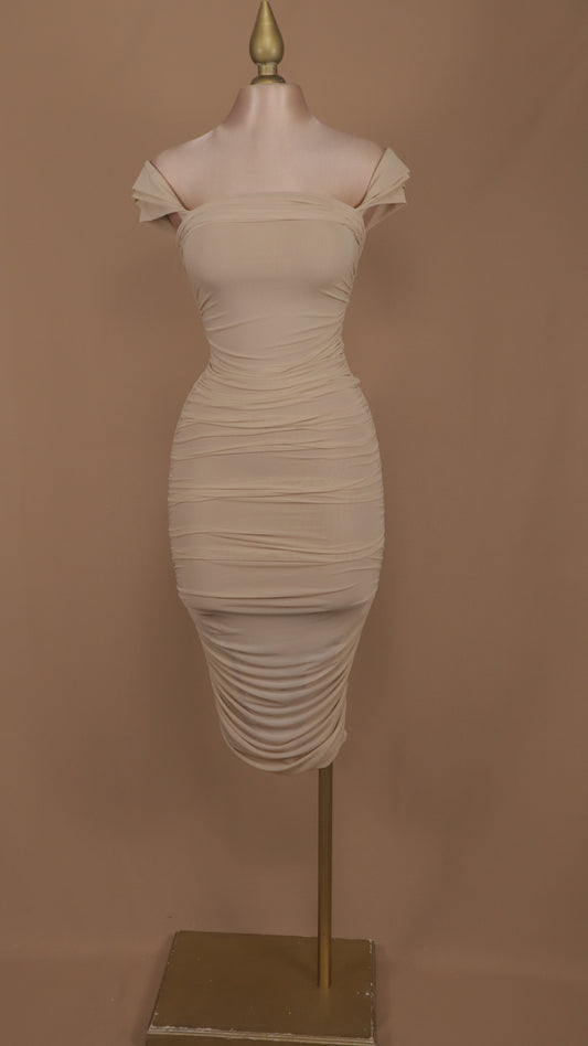 Vestido maxi al hombro con pliegues