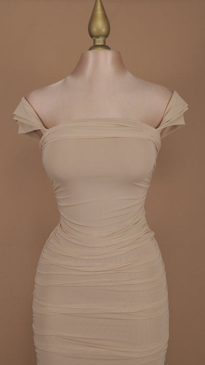 Vestido maxi al hombro con pliegues