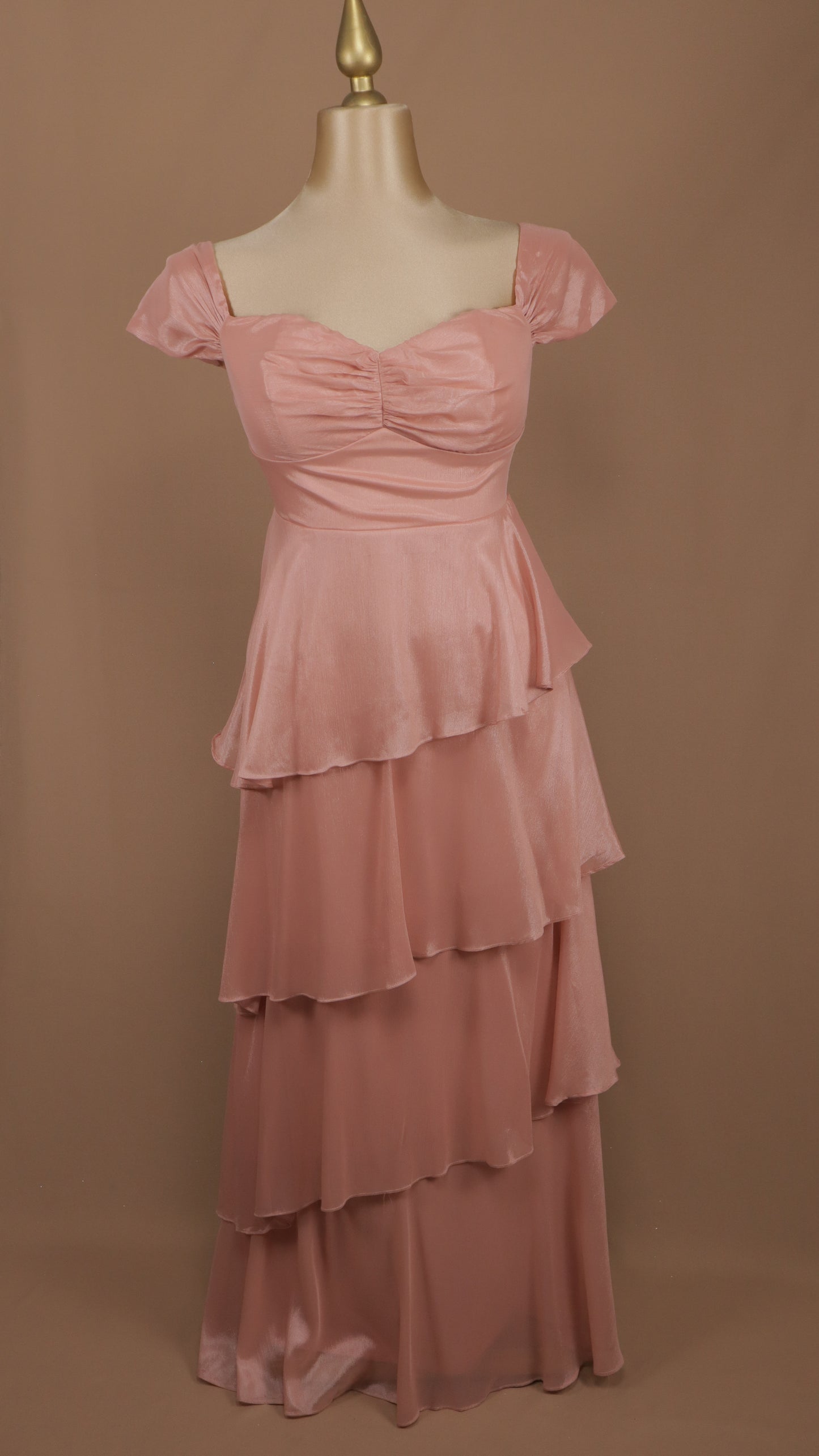 Vestido largo plus con olanes
