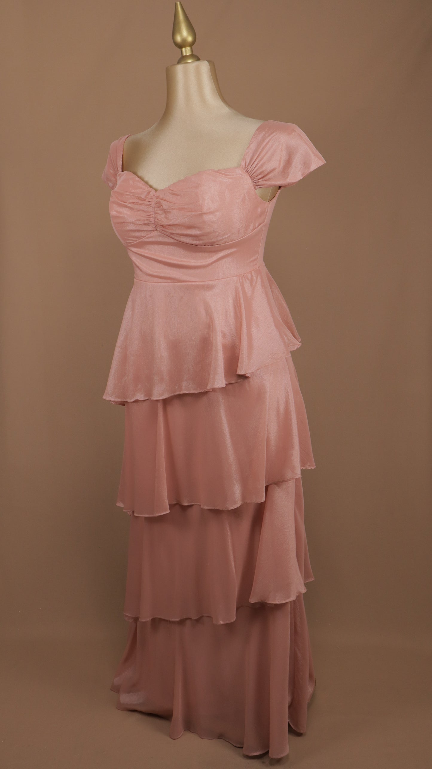 Vestido largo plus con olanes