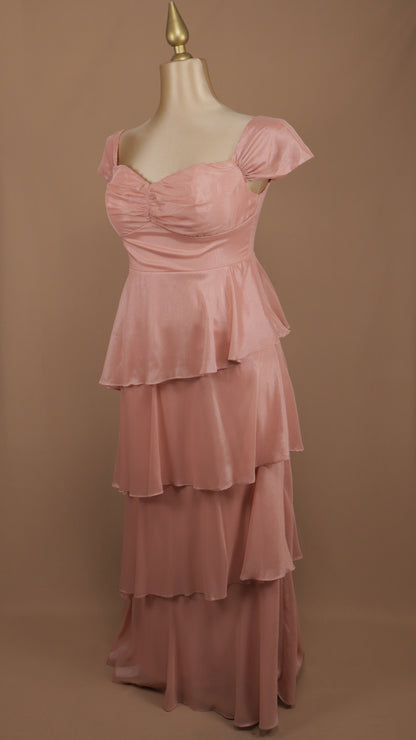 Vestido largo plus con olanes