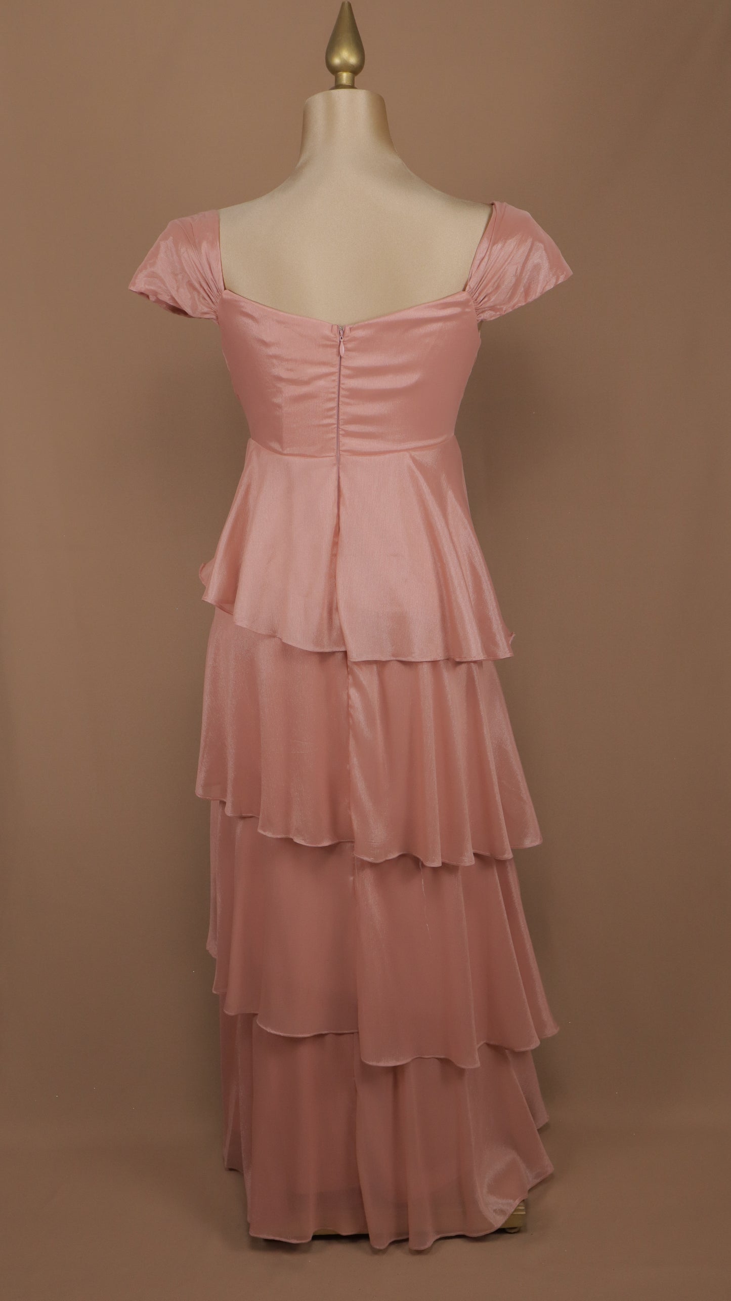 Vestido largo plus con olanes