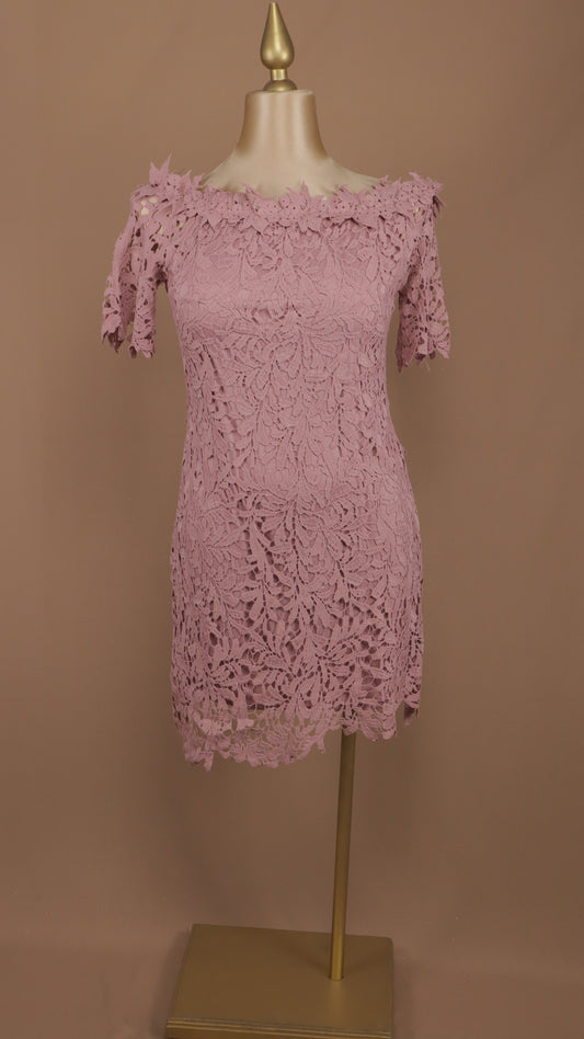 Vestido corto talla plus en encaje