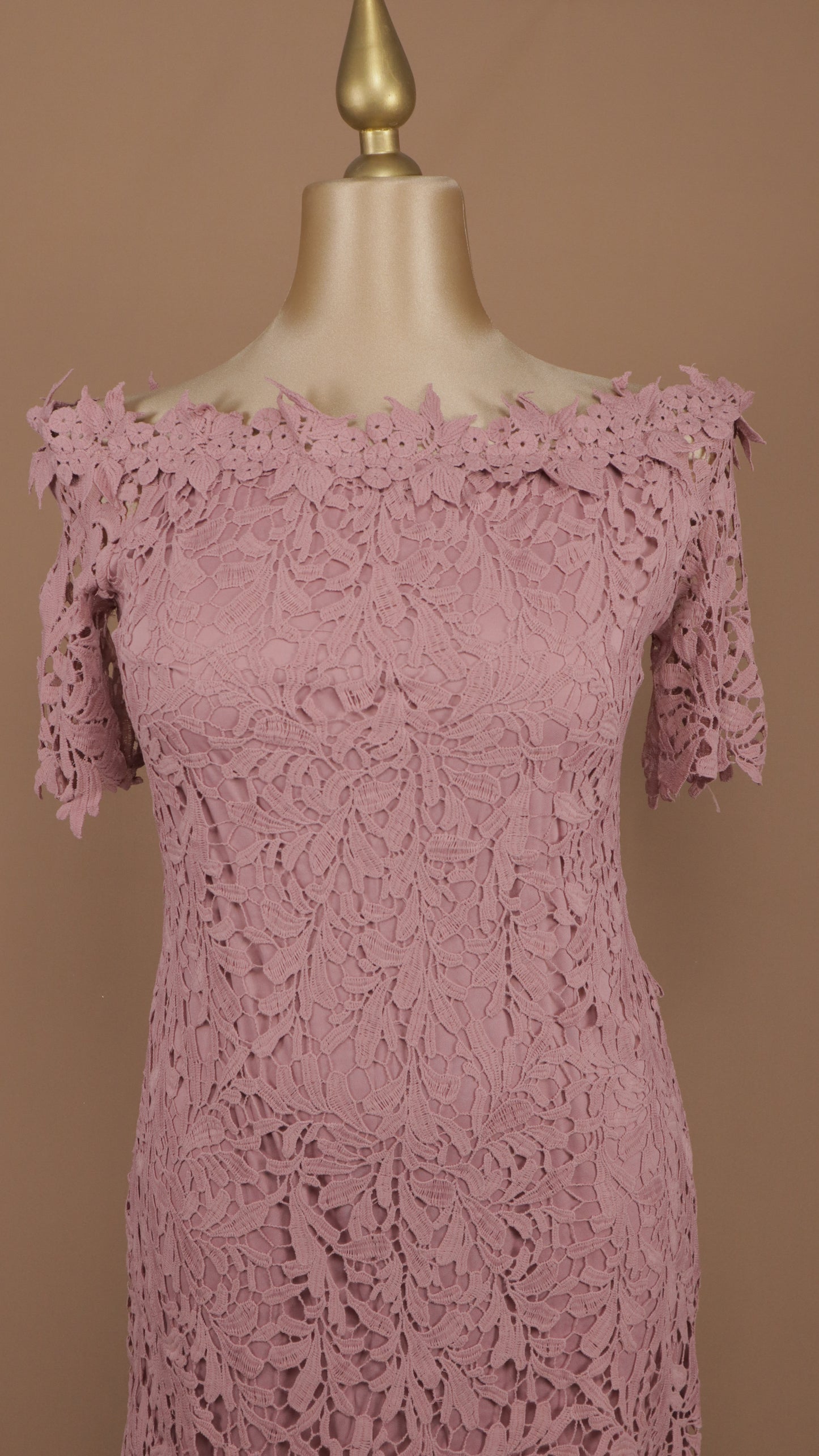 Vestido corto talla plus en encaje