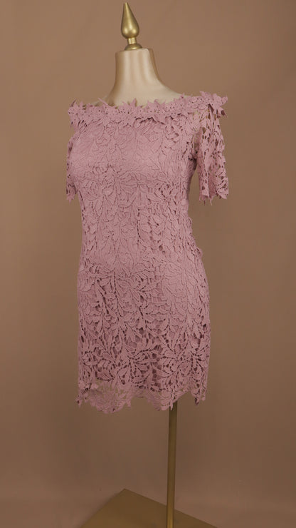 Vestido corto talla plus en encaje