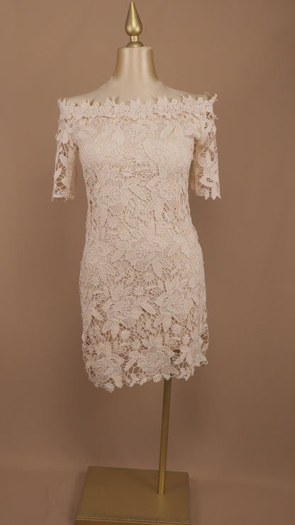 Vestido corto talla plus escote al hombro