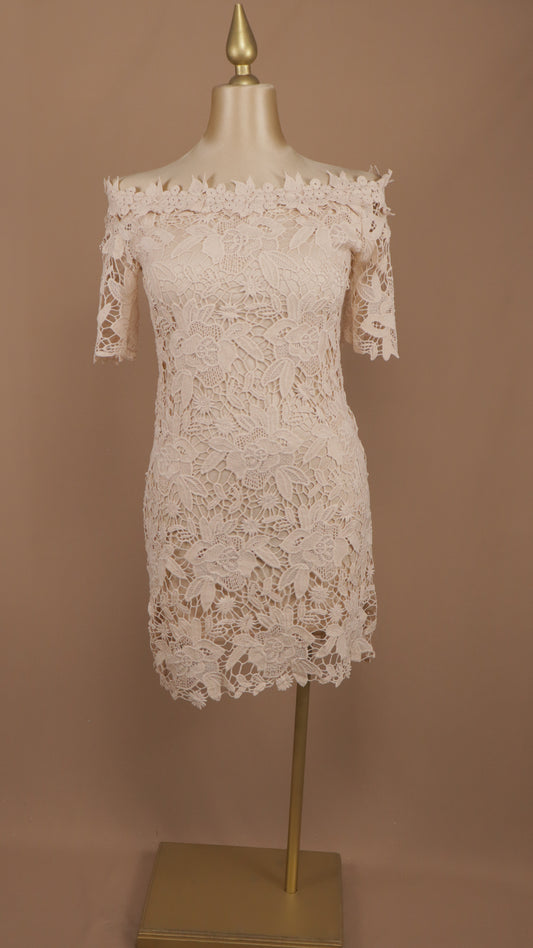 Vestido corto talla plus escote al hombro