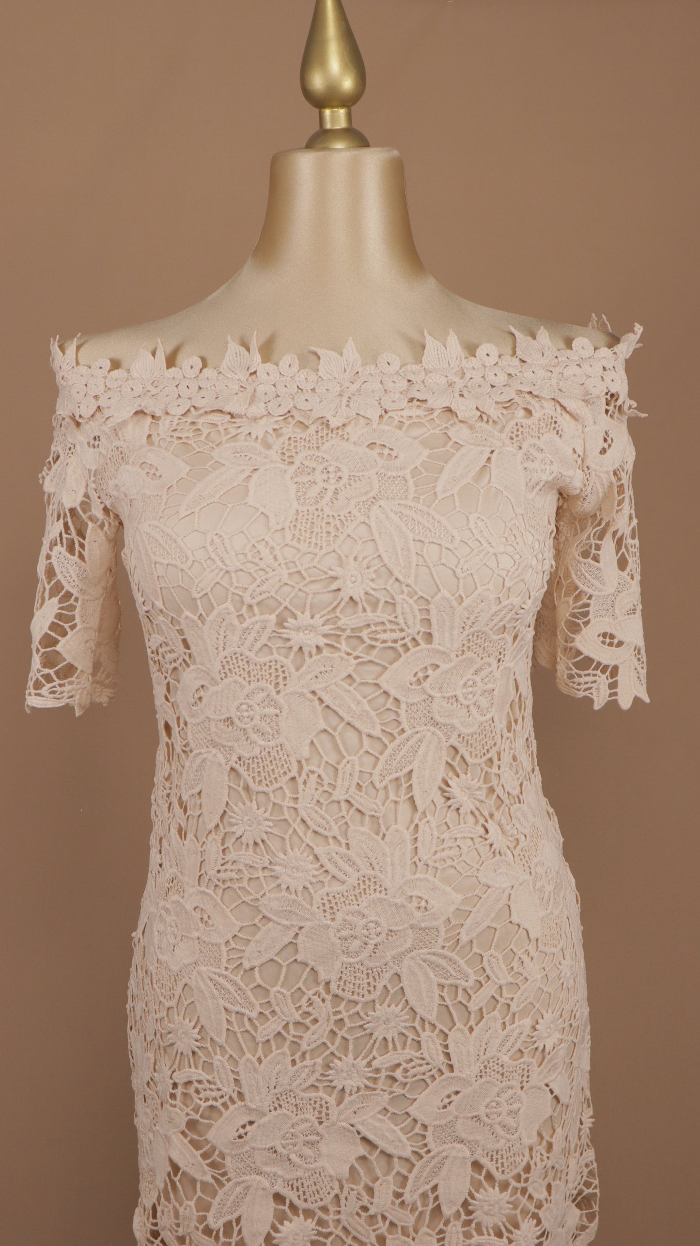 Vestido corto talla plus escote al hombro