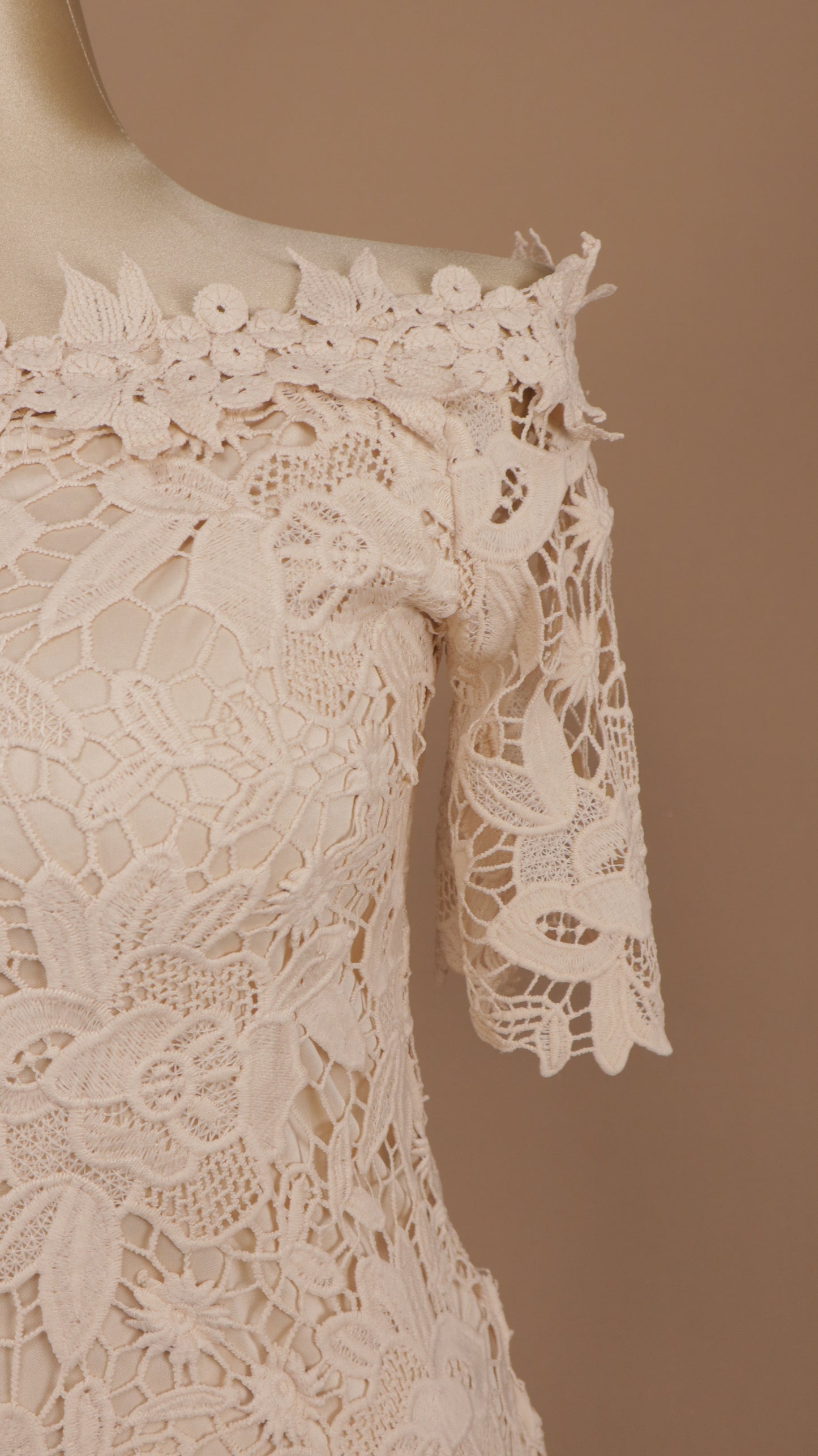 Vestido corto talla plus escote al hombro