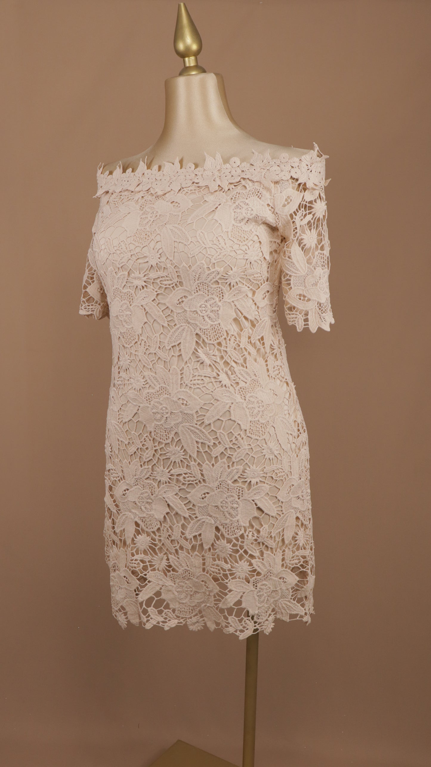 Vestido corto talla plus escote al hombro