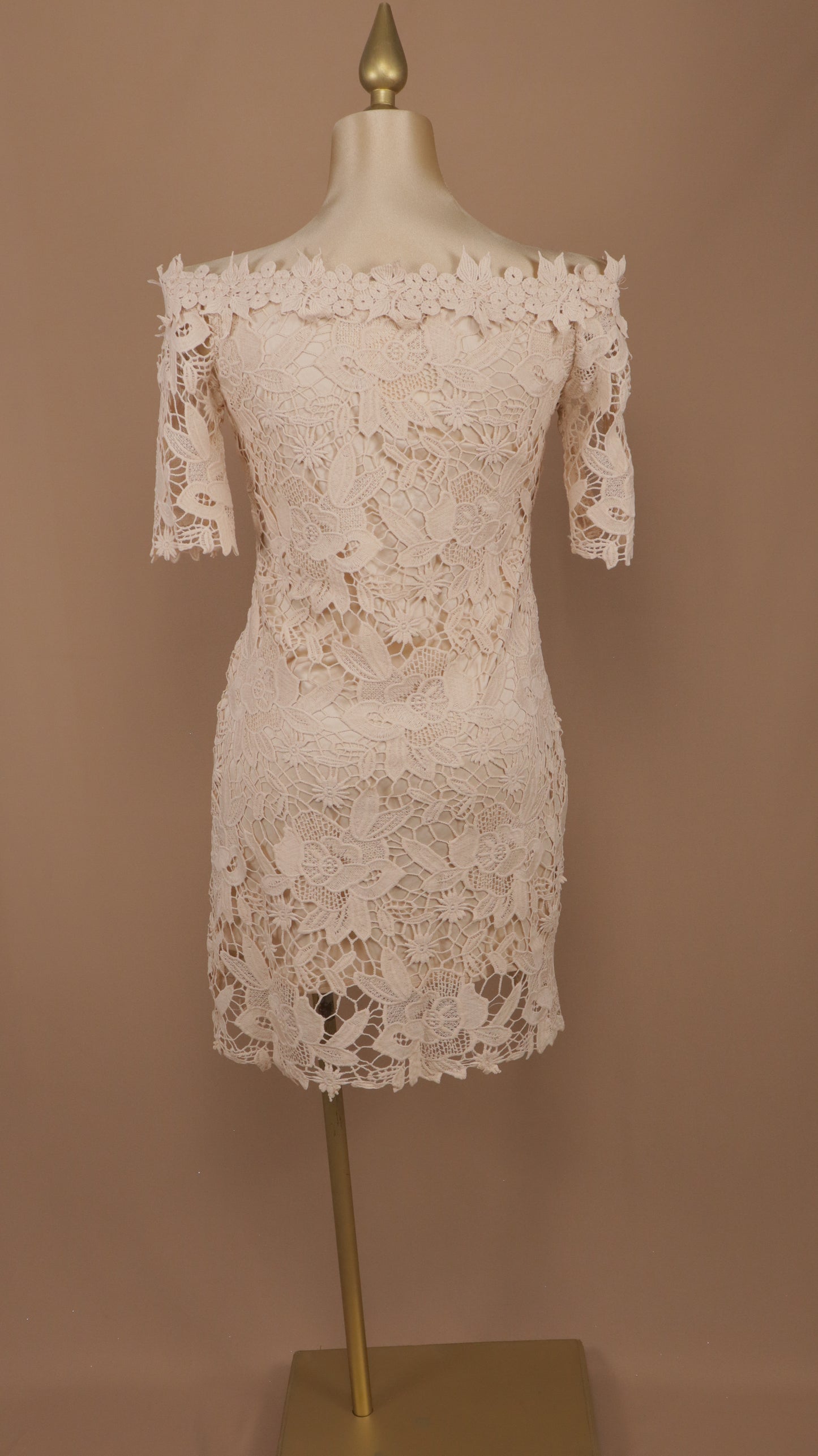 Vestido corto talla plus escote al hombro