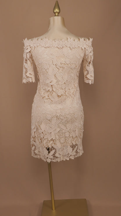 Vestido corto talla plus escote al hombro