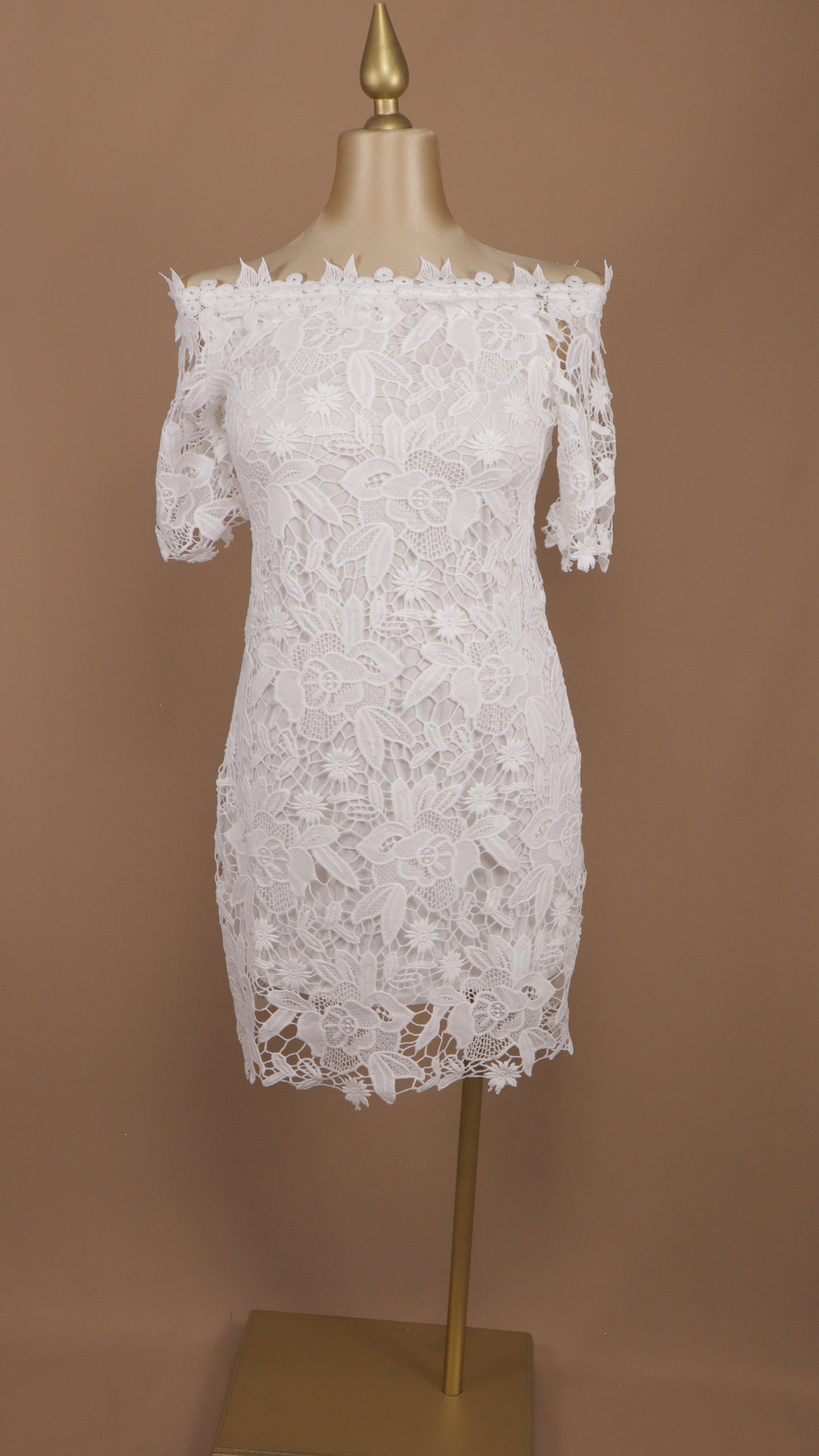 Vestido corto talla plus escote al hombro