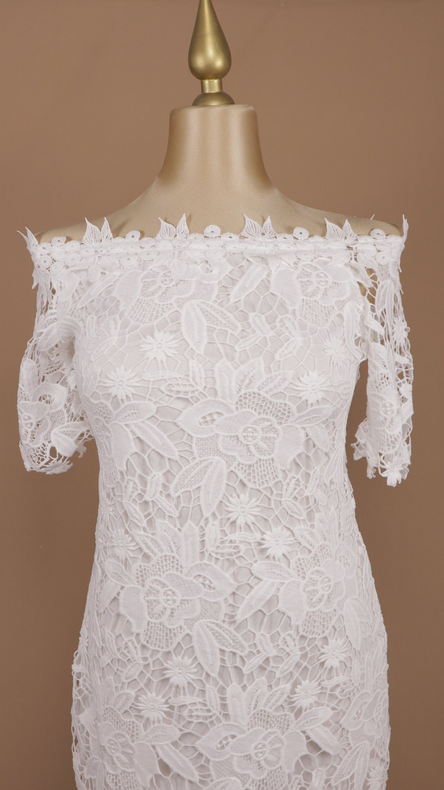Vestido corto talla plus escote al hombro