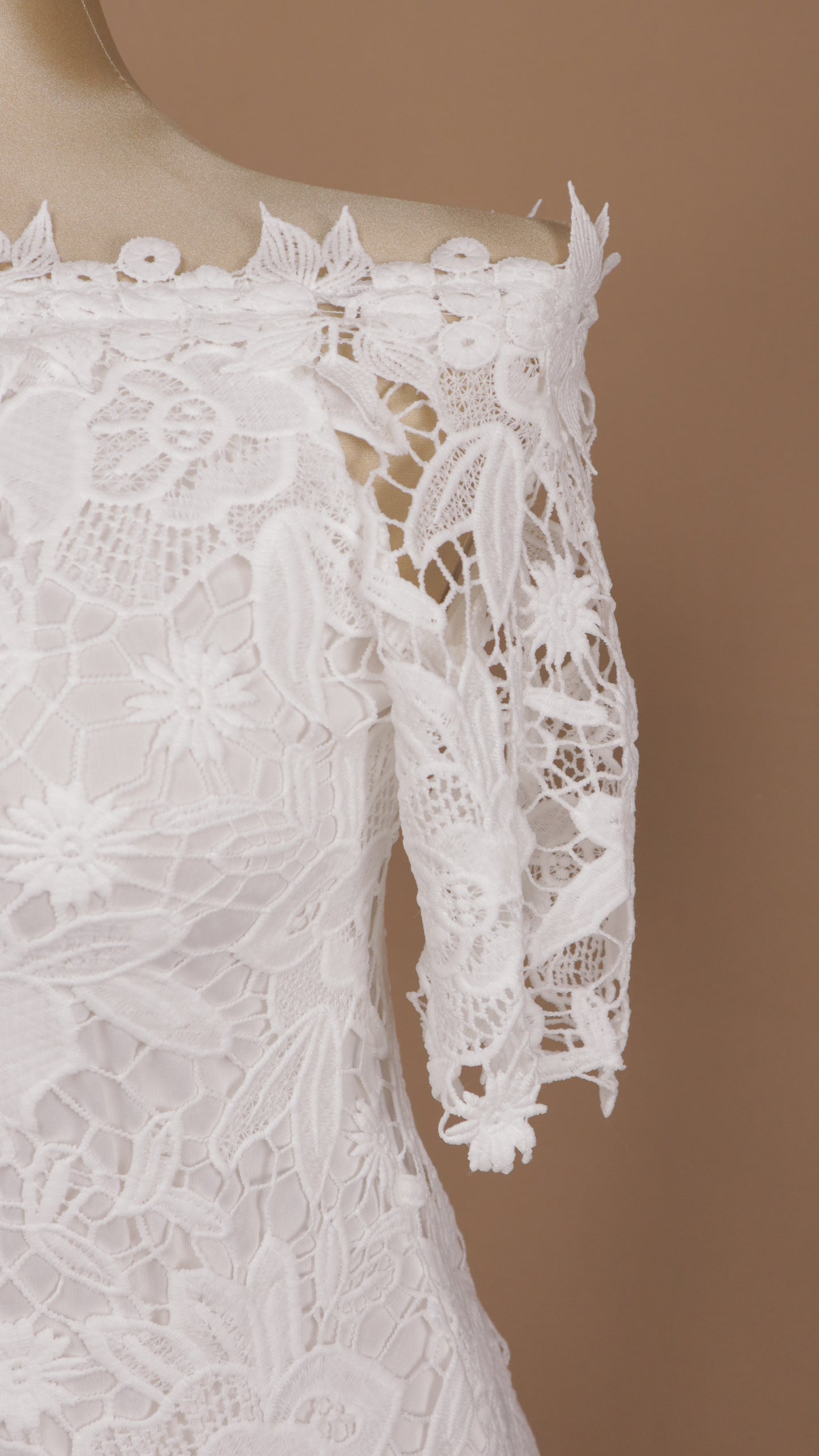 Vestido corto talla plus escote al hombro