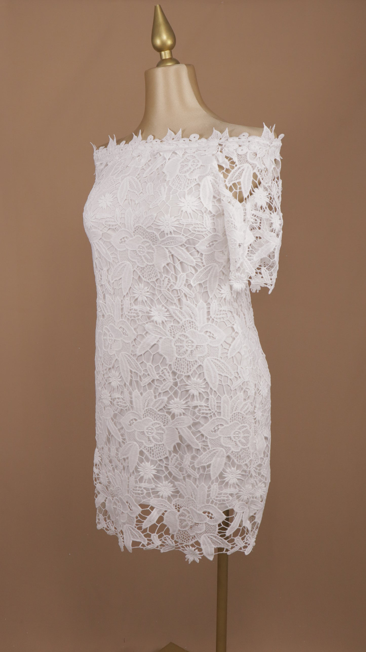Vestido corto talla plus escote al hombro