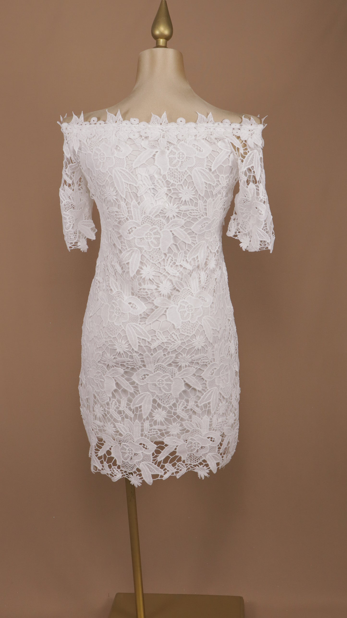 Vestido corto talla plus escote al hombro