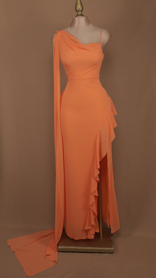 Vestido largo asimétrico con abertura y escarola