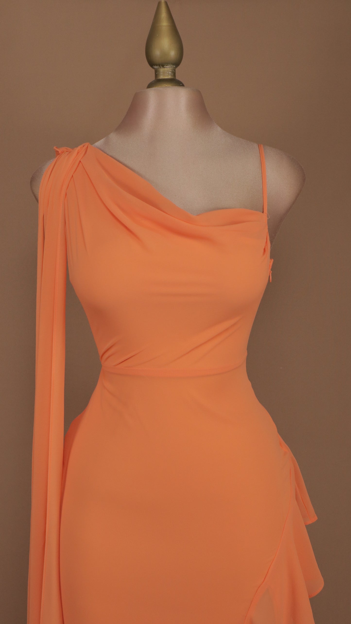 Vestido largo asimétrico con abertura y escarola