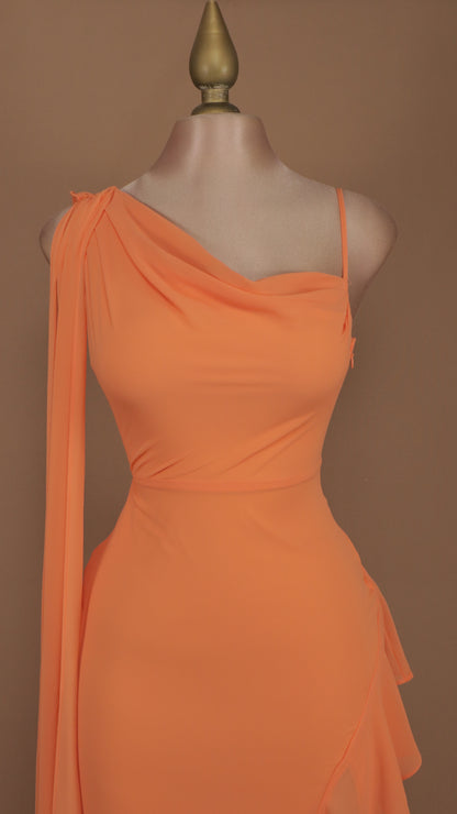 Vestido largo asimétrico con abertura y escarola