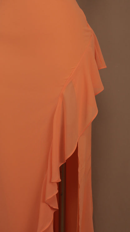 Vestido largo asimétrico con abertura y escarola