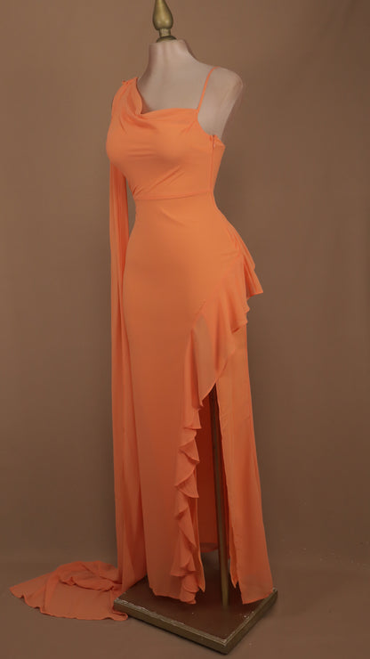 Vestido largo asimétrico con abertura y escarola