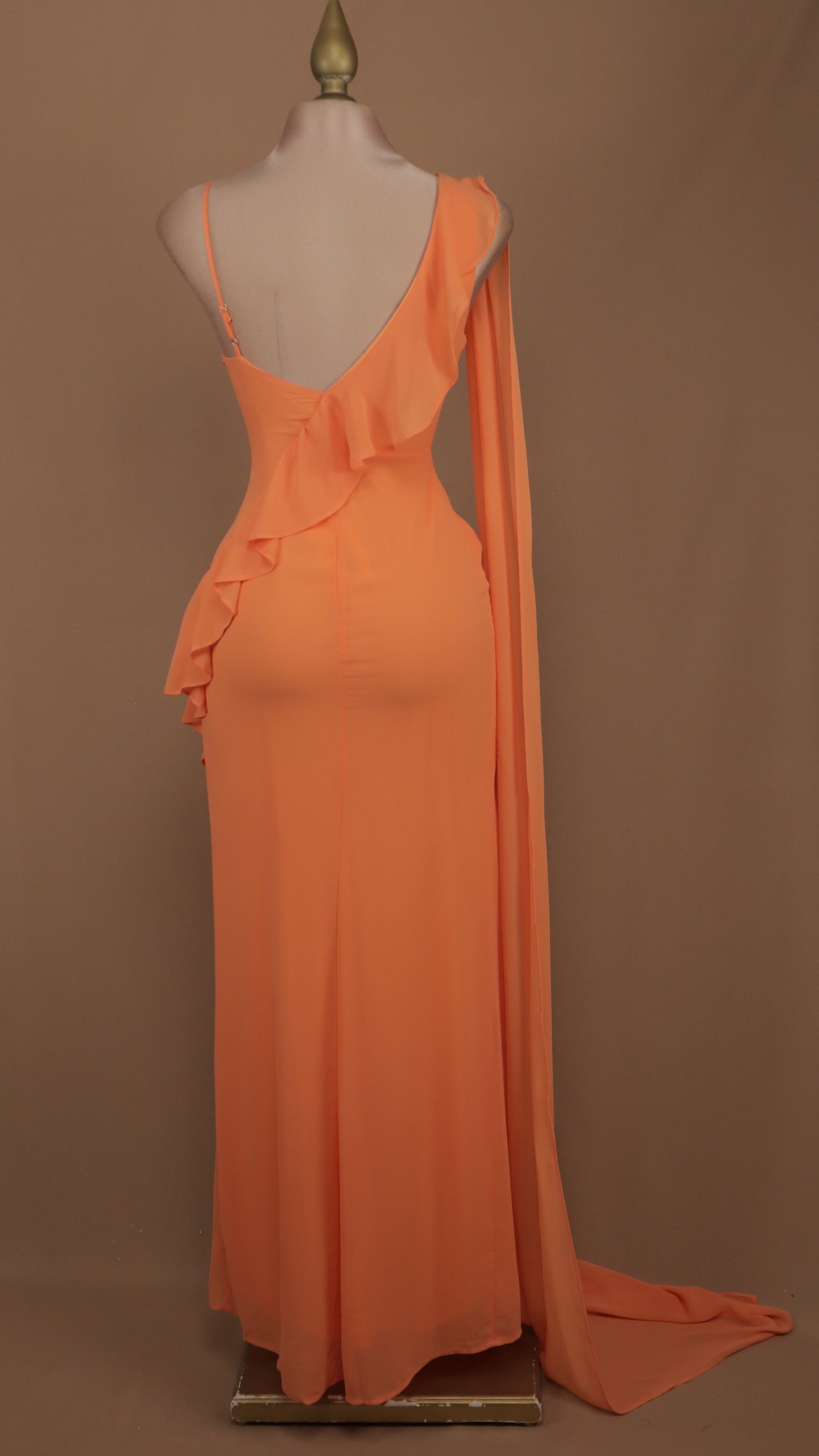 Vestido largo asimétrico con abertura y escarola