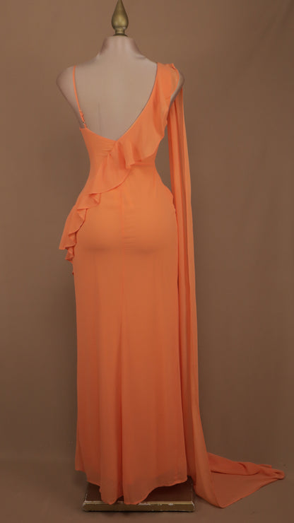 Vestido largo asimétrico con abertura y escarola