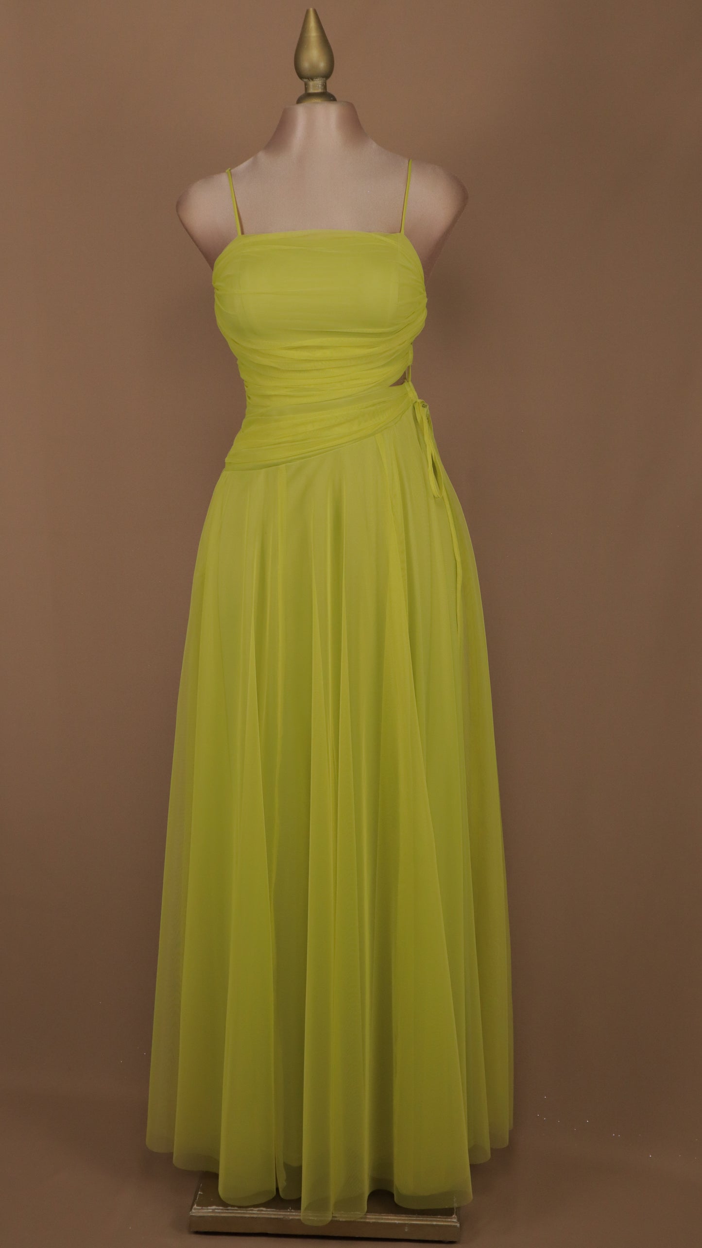 Vestido largo con escote en costado y tul