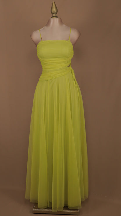 Vestido largo con escote en costado y tul
