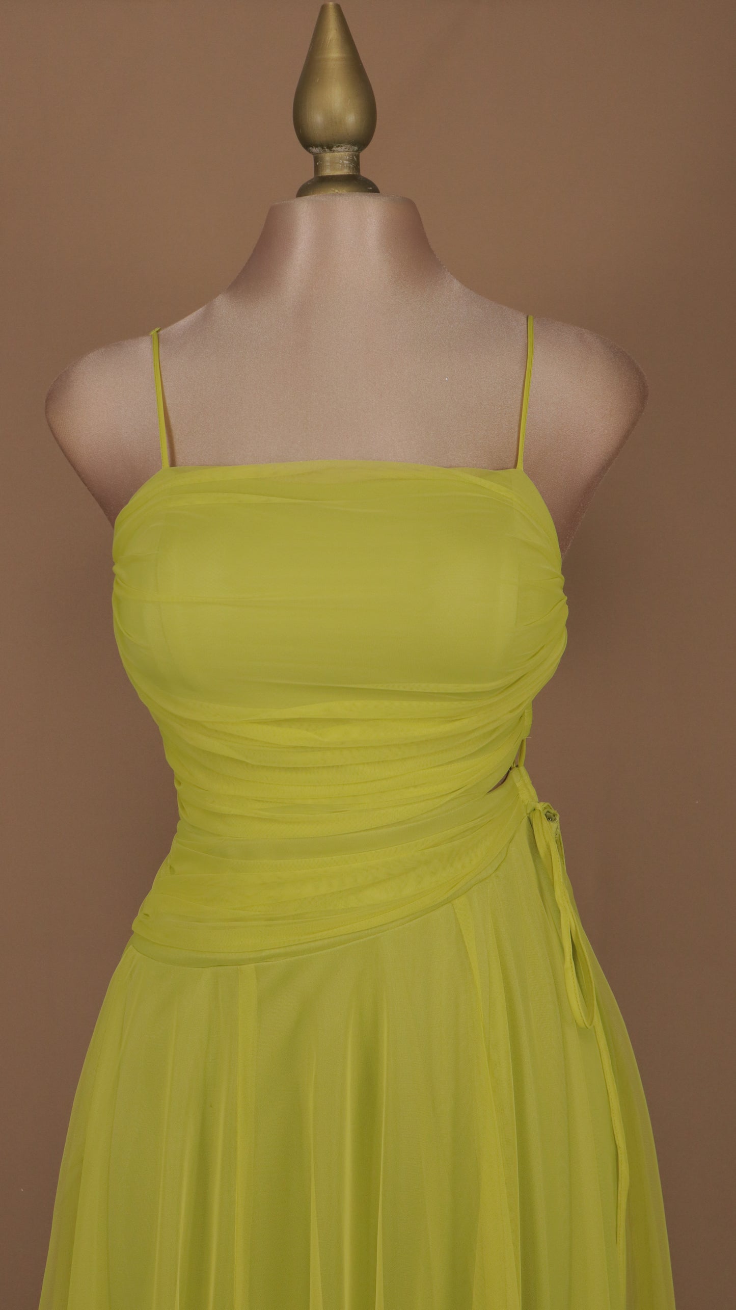 Vestido largo con escote en costado y tul