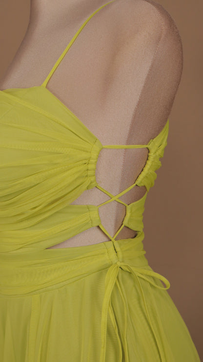 Vestido largo con escote en costado y tul