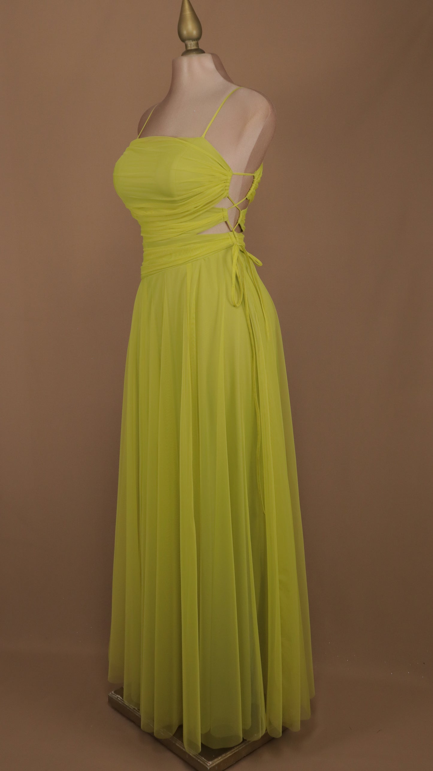 Vestido largo con escote en costado y tul