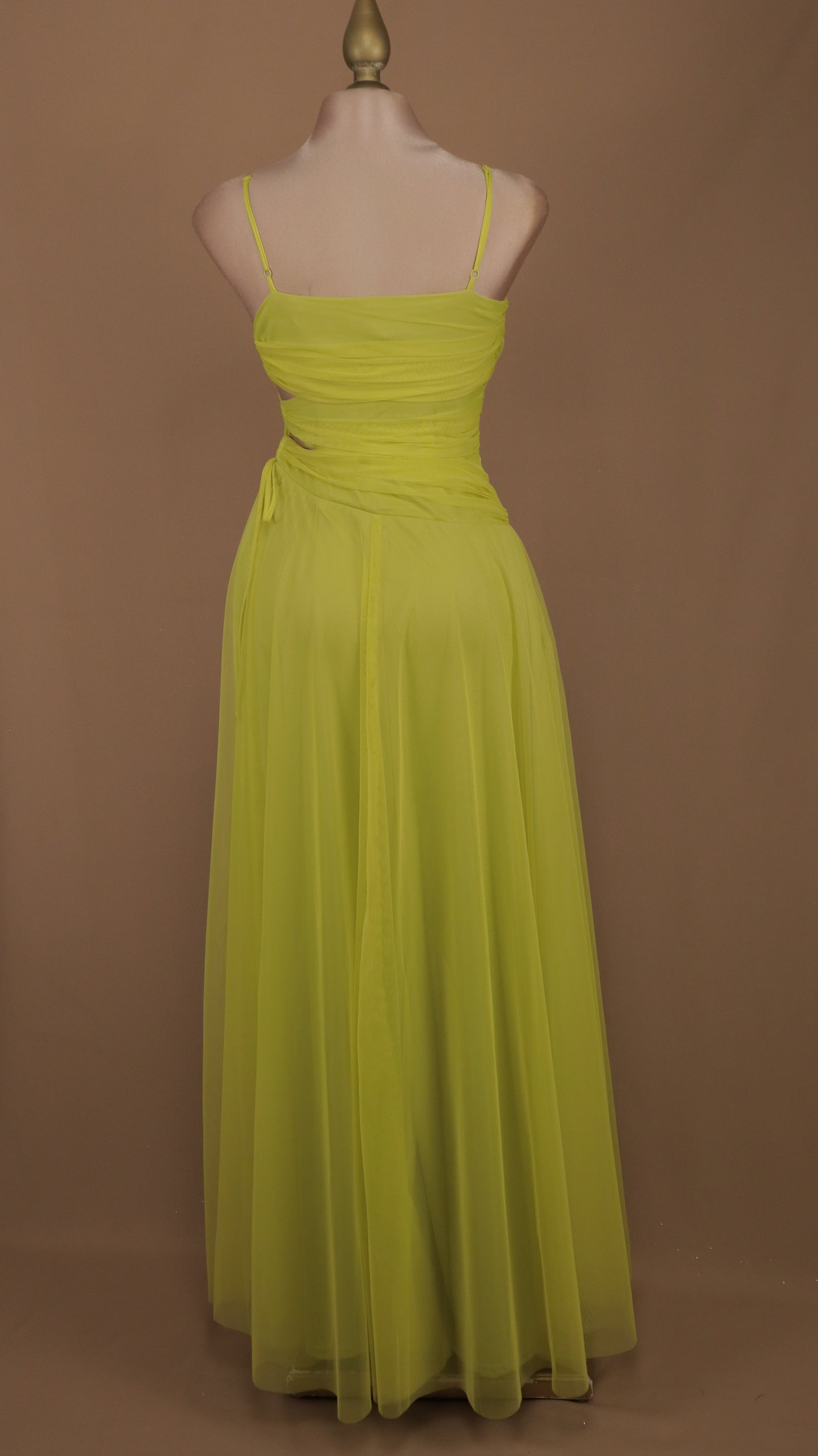 Vestido largo con escote en costado y tul