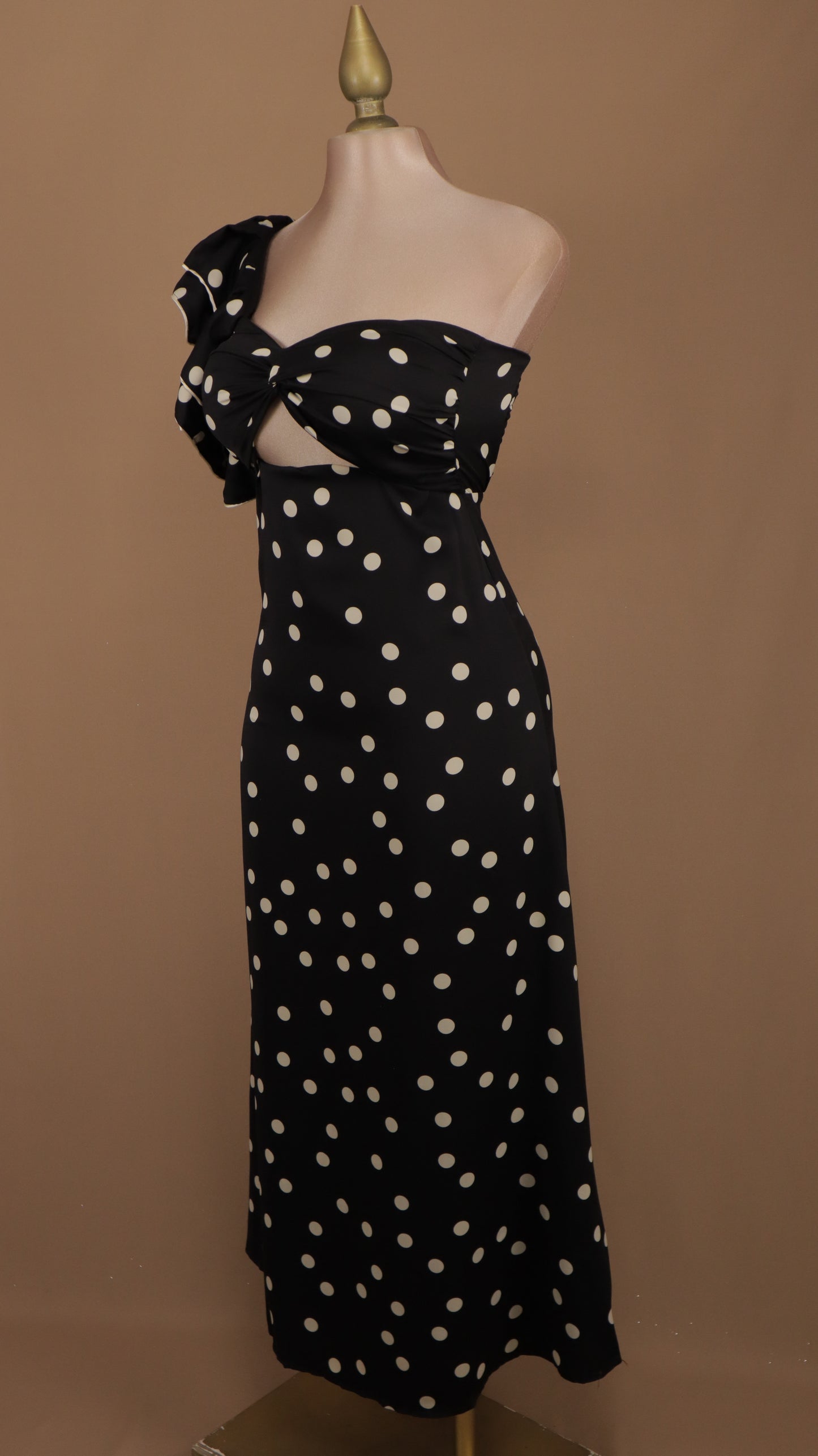 Vestido midi boleado escote asimétrico y en busto