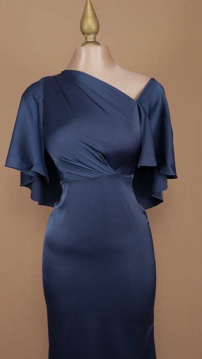 Vestido largo satín con capa