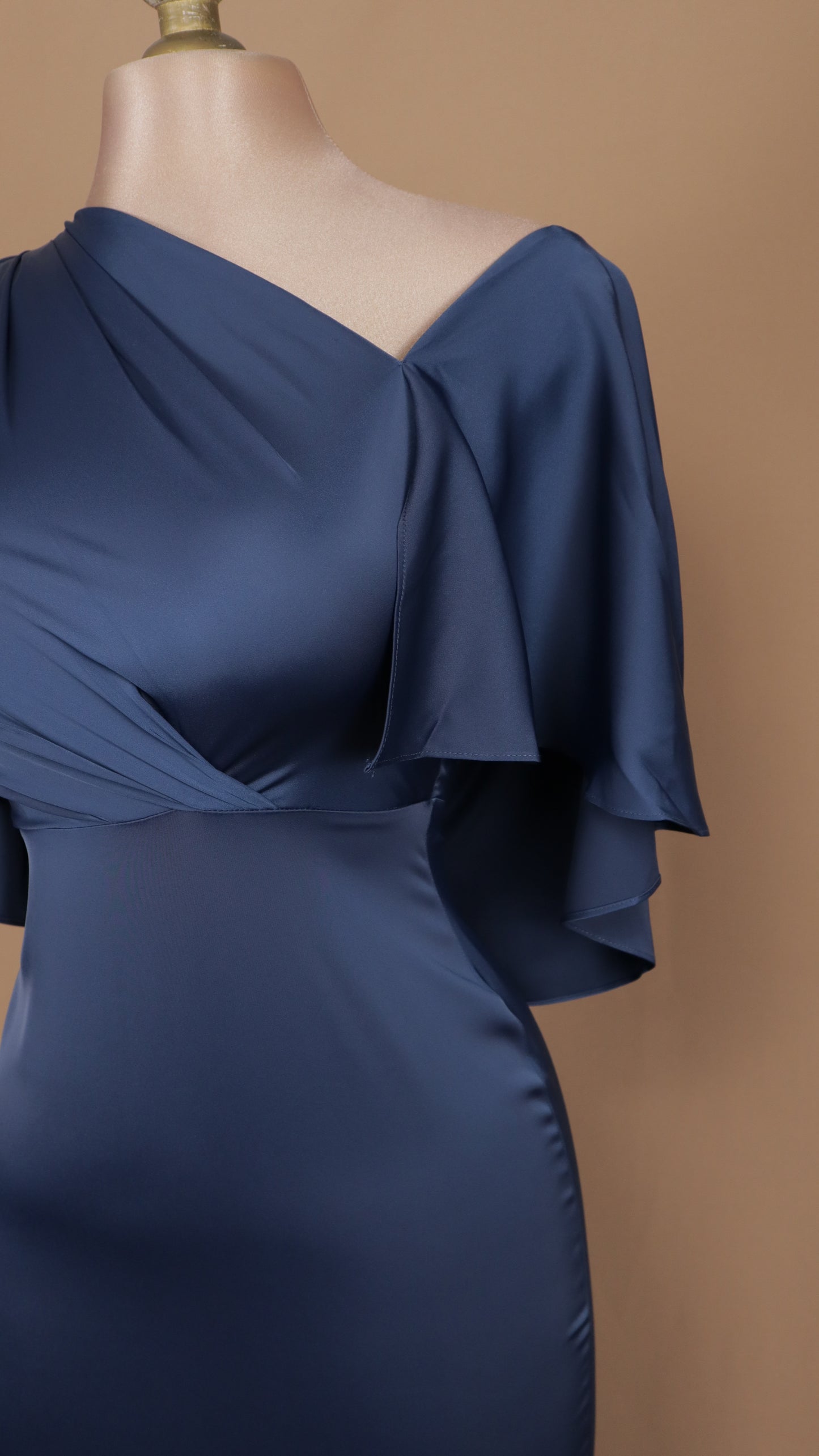 Vestido largo satín con capa