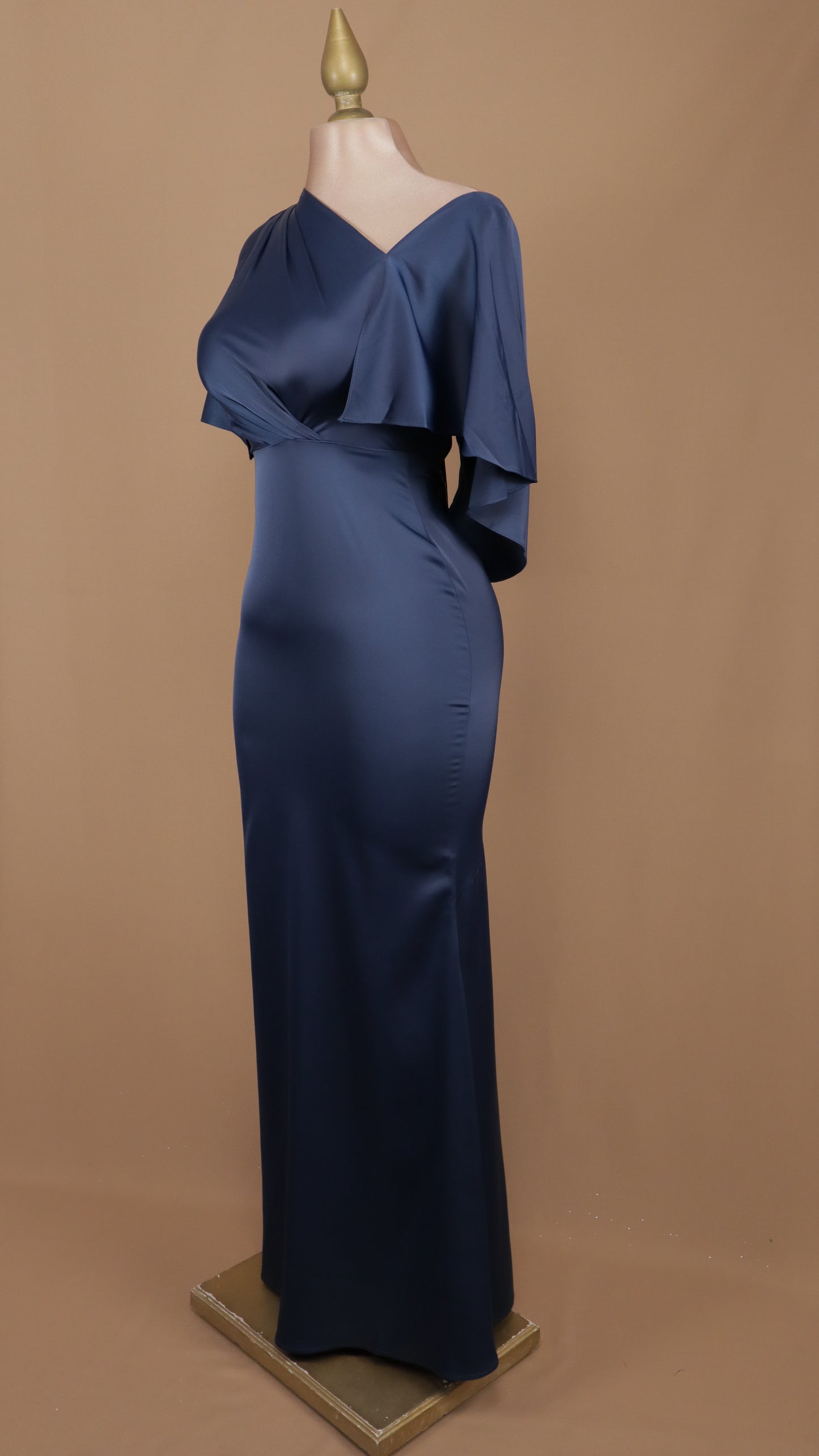 Vestido largo satín con capa
