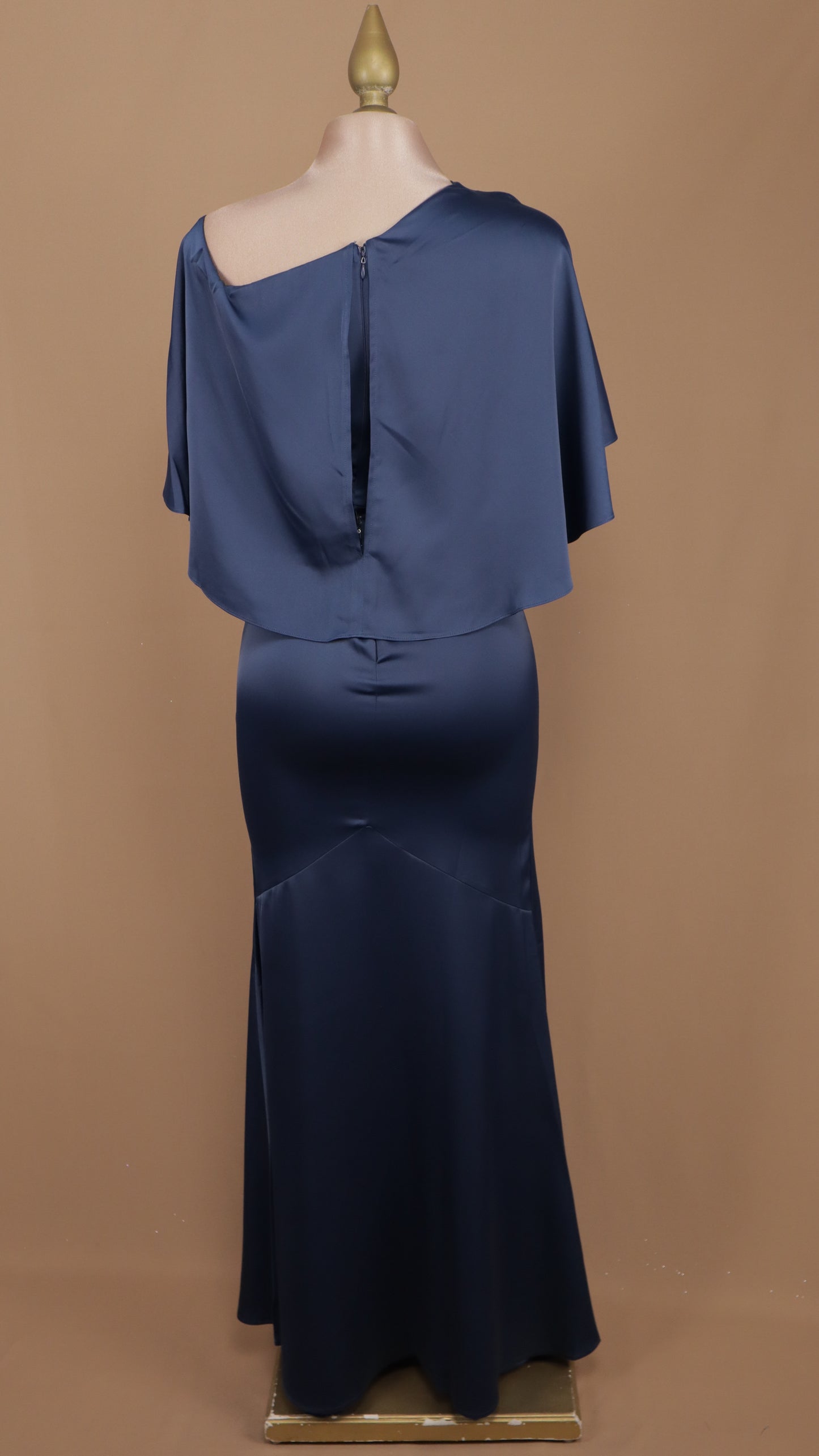 Vestido largo satín con capa