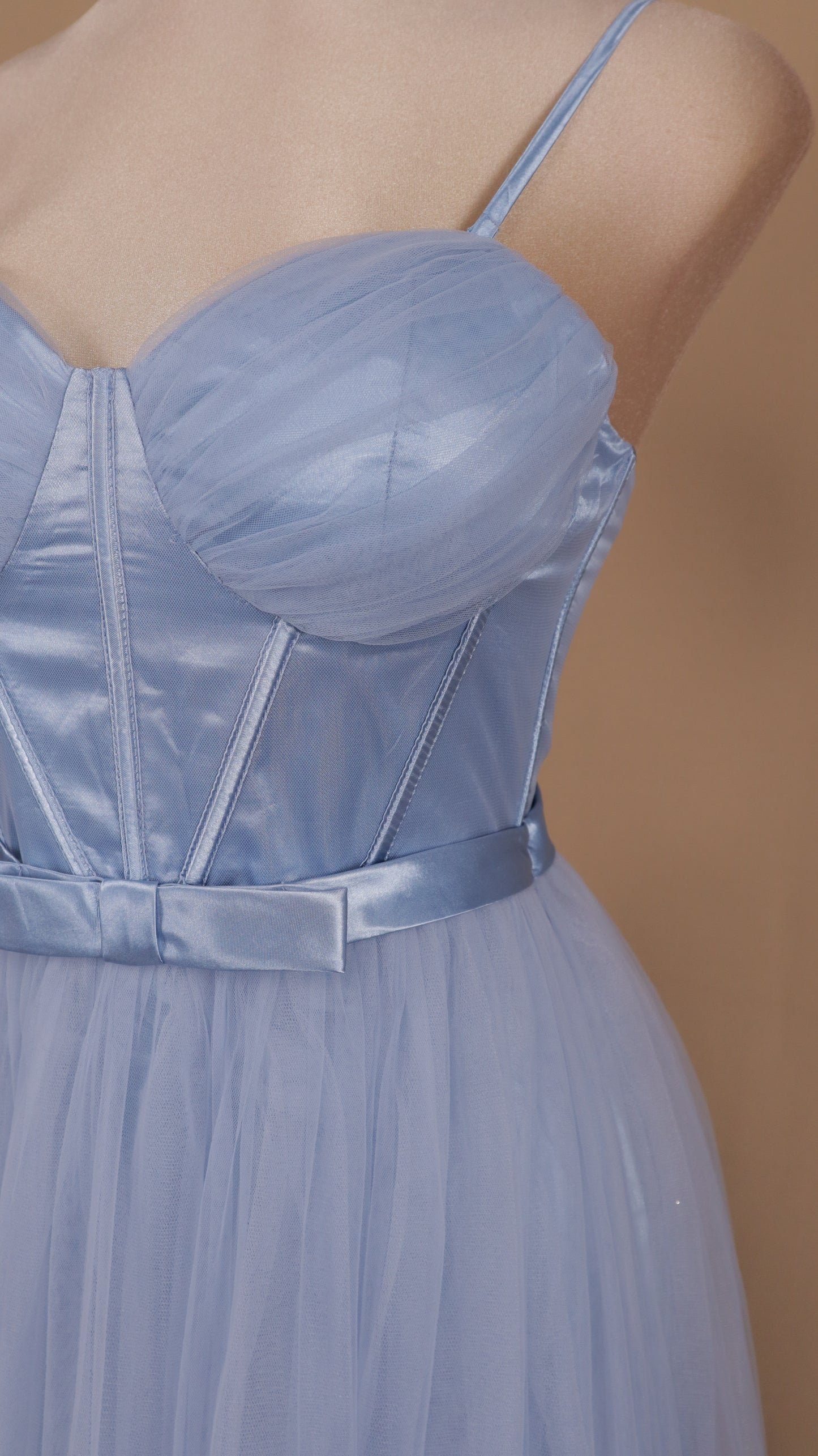 Vestido largo de tul con corset
