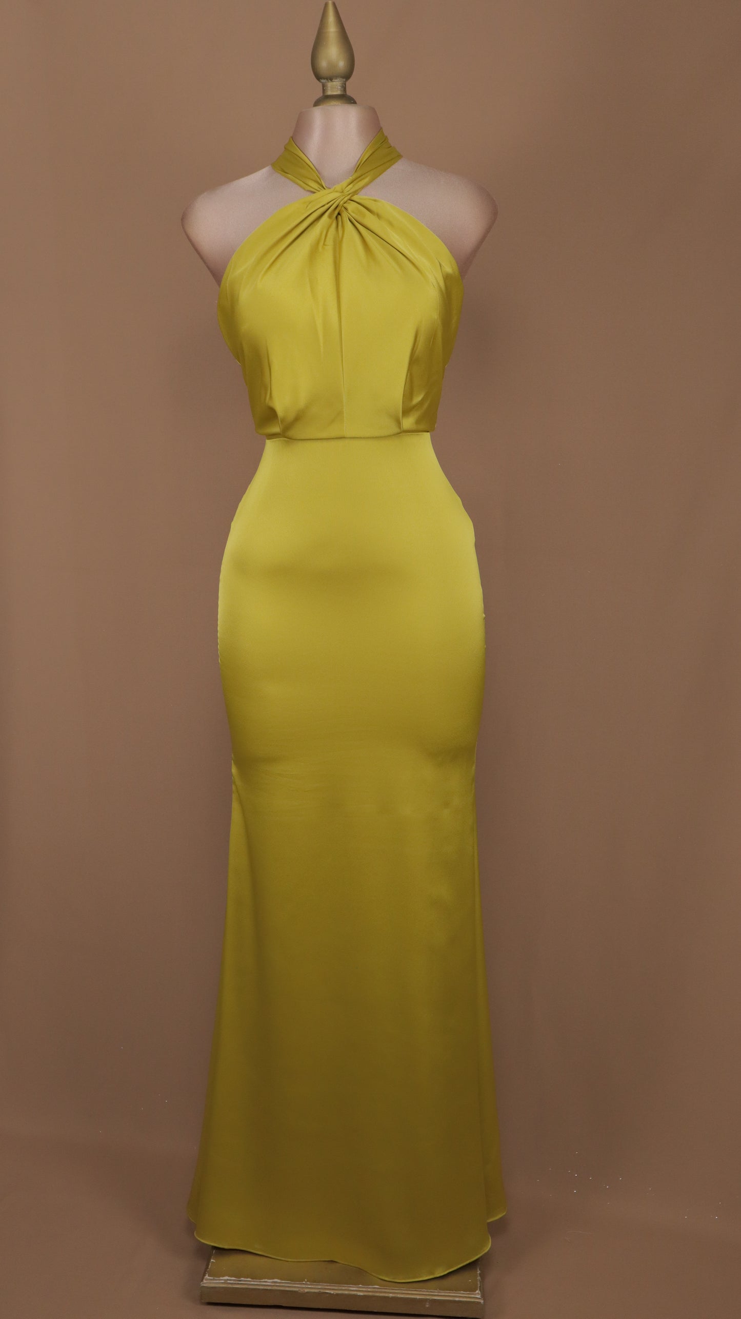 Vestido largo satinado cuello halter